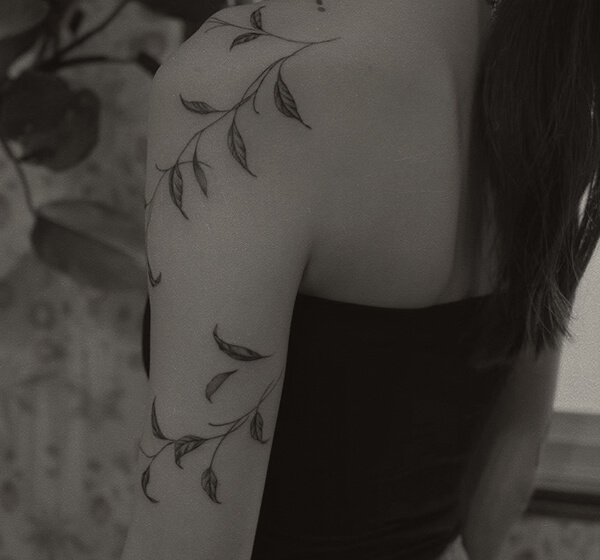 月の満ち欠けをモチーフにした鎖骨のタトゥー