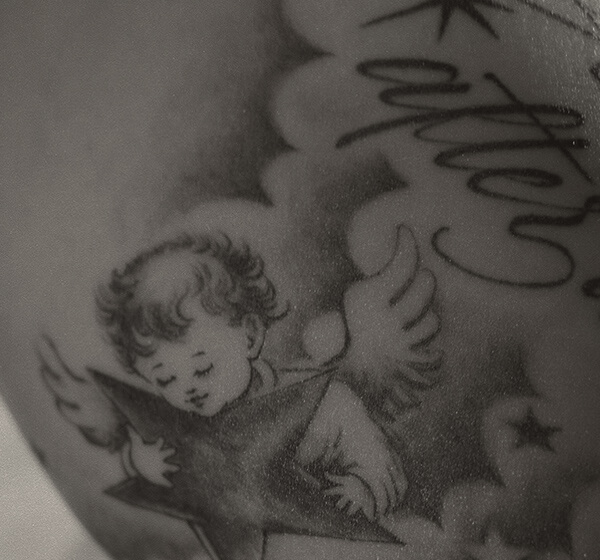 手首にワンポイントの葉っぱをくわえた小鳥のタトゥー